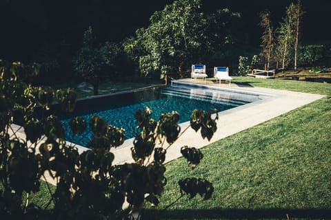 Private infinity pool with Baja bathing shelf 
