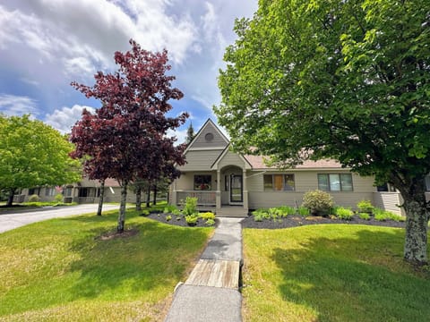 Fairway Village condo with course views! This beautiful home also feature AC, free highspeed wi-fi, cable TV, washer/dryer, pets allowed!