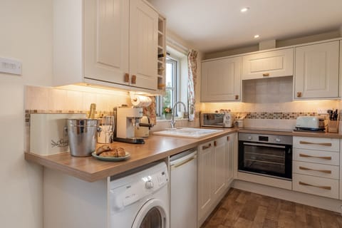 Fully fitted kitchen with dishwasher and washer dryer. 