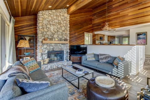 fairway-village-2570-living-room-6