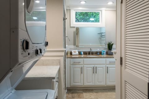 3 Elderberry- 1st Floor King Bathroom laundry room