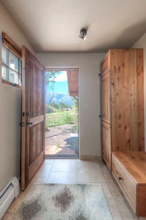 Mud room w/ storage for ski/hiking gear/boots/etc - straight out door to slope