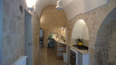 The well-equipped kitchen