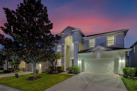 Welcome to Magnolia Blossom! South facing pool, great Windsor Hills  location!
