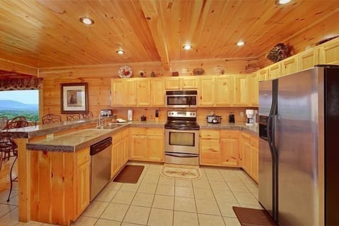 Roomy kitchen, fully furnished, to enjoy eating at the cabin if you wish