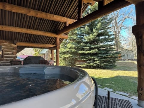 Hot Tub-available year-round