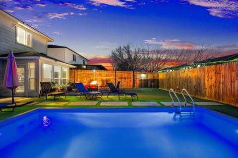 Beautiful Backyard with Pool, Putting green, firepit and BBQ Grill
