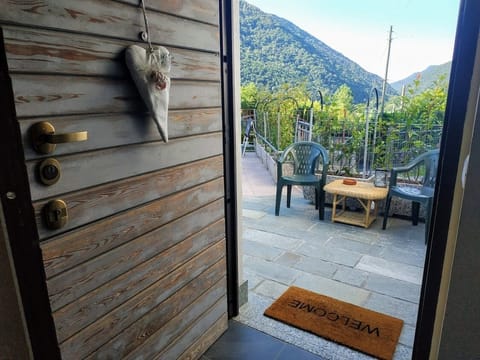 The private entrance of guests directly in the fenced yard