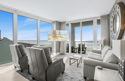 Beautiful open dining and living area with killer views 🌅! 65 inch 📺 ⚽️🏈🏀