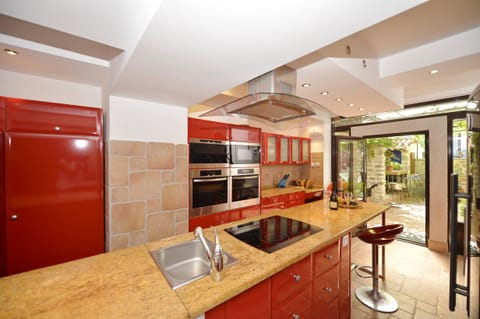 All Miele appliances: 2 stoves, microwave, steamer, and hob.