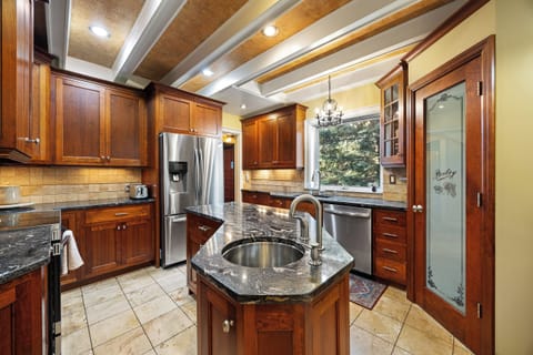 Center island prep sink