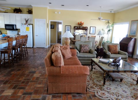 Plenty of seating for everyone.  Notice the DR located beyond the LR.