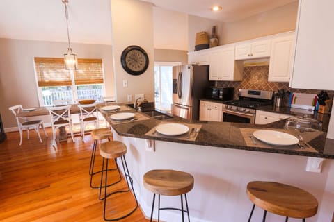 The open floor plan layout makes it very easy to interact with guests in the kitchen, dining & living room areas.