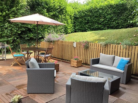Le jardin privé avec terrasse, BBQ etc