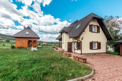 The outer appearance of the house and the wild beauty.