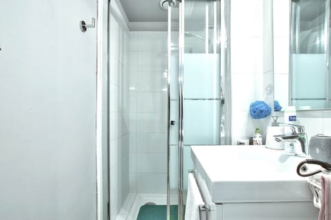 Une salle de bains partagée avec tout le nécessaire !