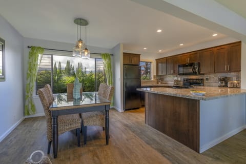 Great dining and kitchen space