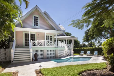 Royal Palm Cottage - Walk to Beach And Fifth Ave.