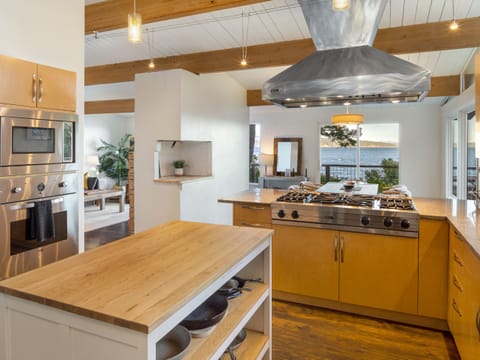 Full gourmet kitchen