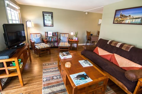 Comfortable living room with free wifi and basic cable on 38" tv

