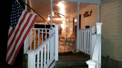 Front Covered Porch w. fans
