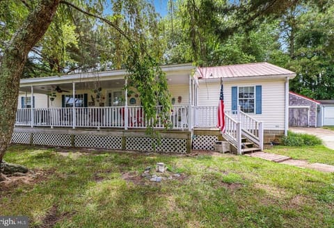 Relaxing Front Porch w/ceiling fans