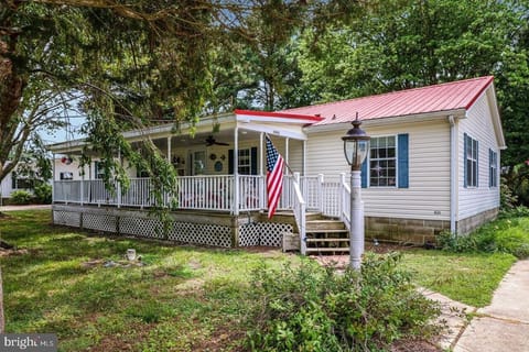 Relaxing front porch w/ceiling fans