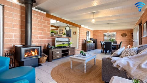 Cudgee | Living room | Fireplace | Digital TV | WiFi 