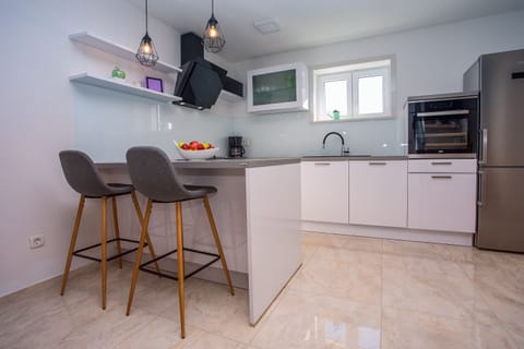 Modern and fully equipped kitchen