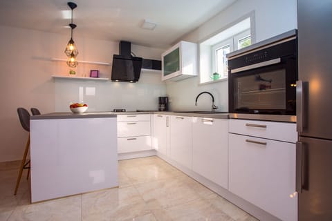 Modern and fully equipped kitchen