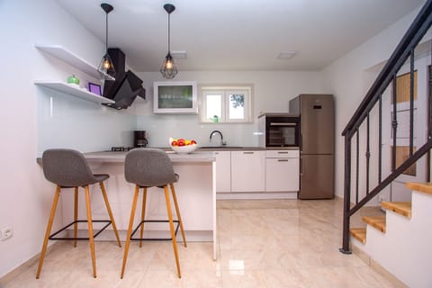 Modern and fully equipped kitchen with a stairs to the first floor.