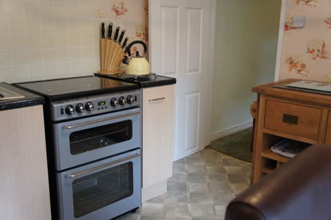 Kitchen is well equipped, decent knives, full gas stove ...