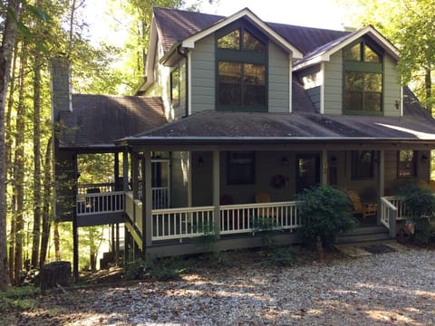 Large 3 Story Cabin on the Banks of the Toccoa River