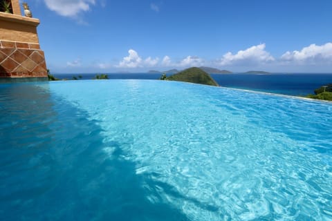 Lovely infinity pool 