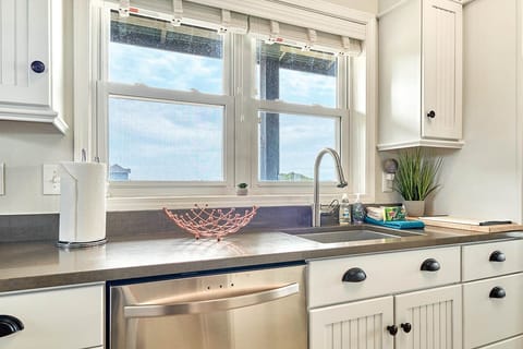 The large deep bowled sink next to the dishwasher makes clean up a breeze