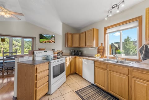 Fully equipped kitchen- ideal for family meals and extended stays.
