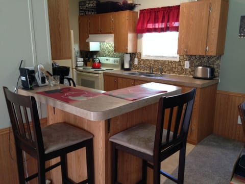 Bar with WiFi, phone & computer station