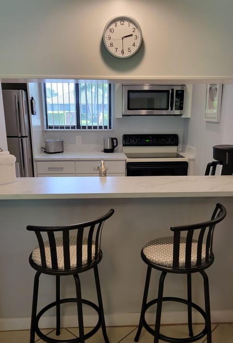 Kitchen w/Breakfast Bar