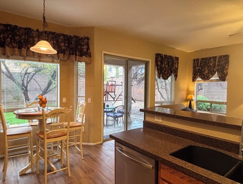 Kitchen breakfast nook
