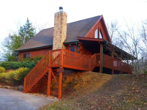 Serenity Cabin, Totally upgraded for 2018! Sleeps 7 guests maximum comfortably!