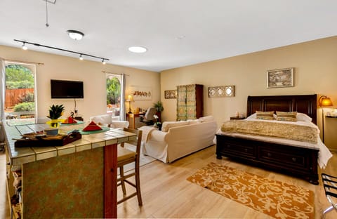 Cable TV & complimentary snack tray