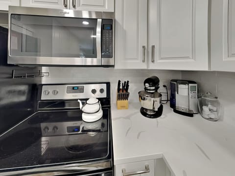Fully Equipped Kitchen - Coffee Machine, Tea Kettle + Standing Mixer