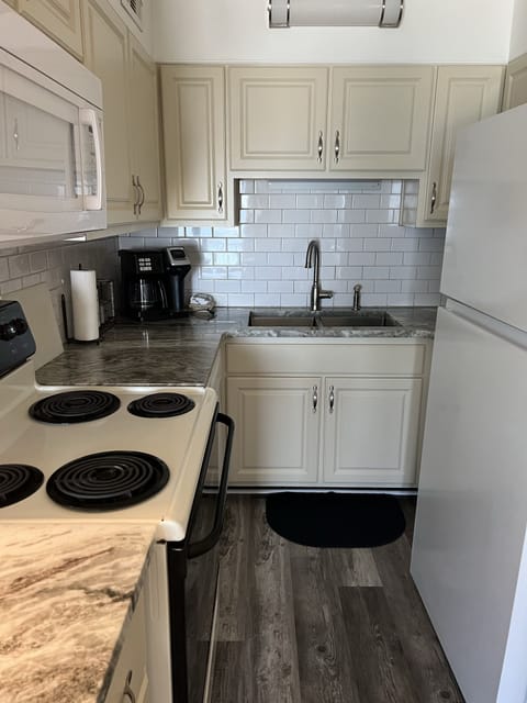 Unit 513
Quartz countertops