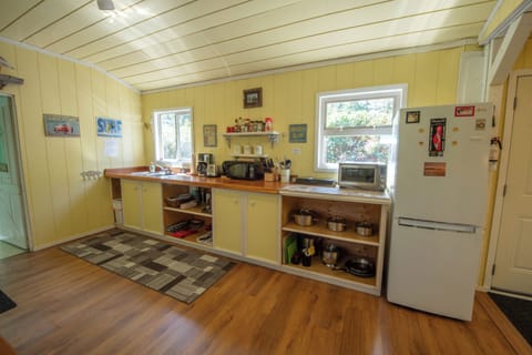 Well-appointed kitchen with 2-burner hot plate & countertop oven. 