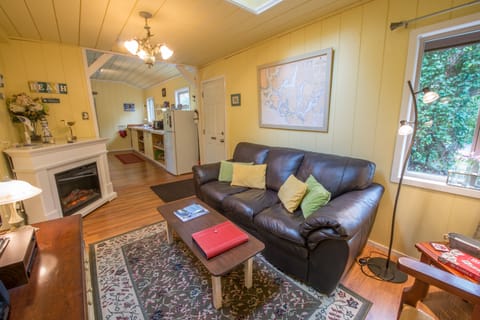 Surf Shack Cabin - Living Room, Fireplace, Cable TV, Cozy Sofa, Books/Games