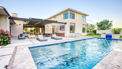 Gorgeous pool & spa w/ large patio, luxury loungers, outdoor kitchen & games
