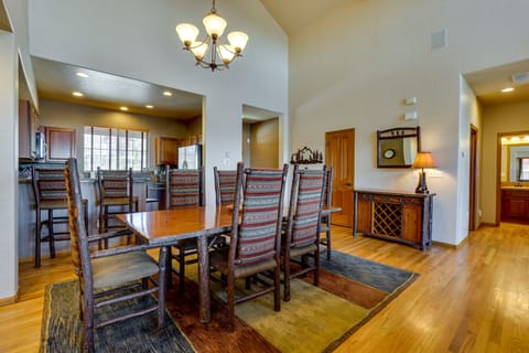 Dining Area | Dishware & Flatware Provided