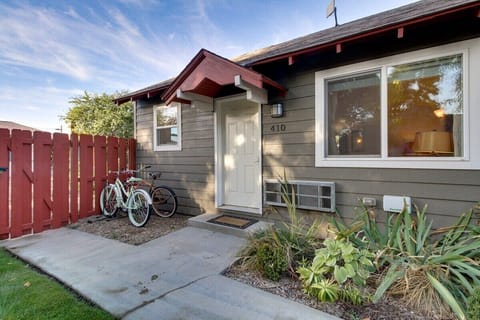 Entrance to the cute Minute Place 410, with a fully fenced yard and 2 bikes w/helmets for your use!