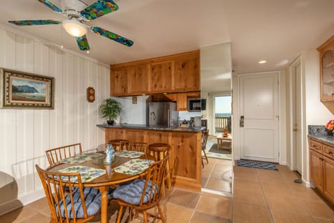 The dining room seats 4.