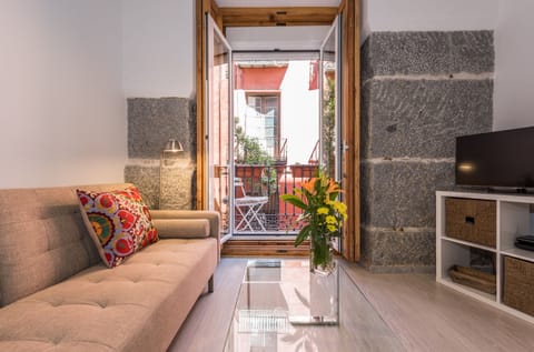 LATINA BRICK! 2 bd/2ba! LIFT! WIFI!